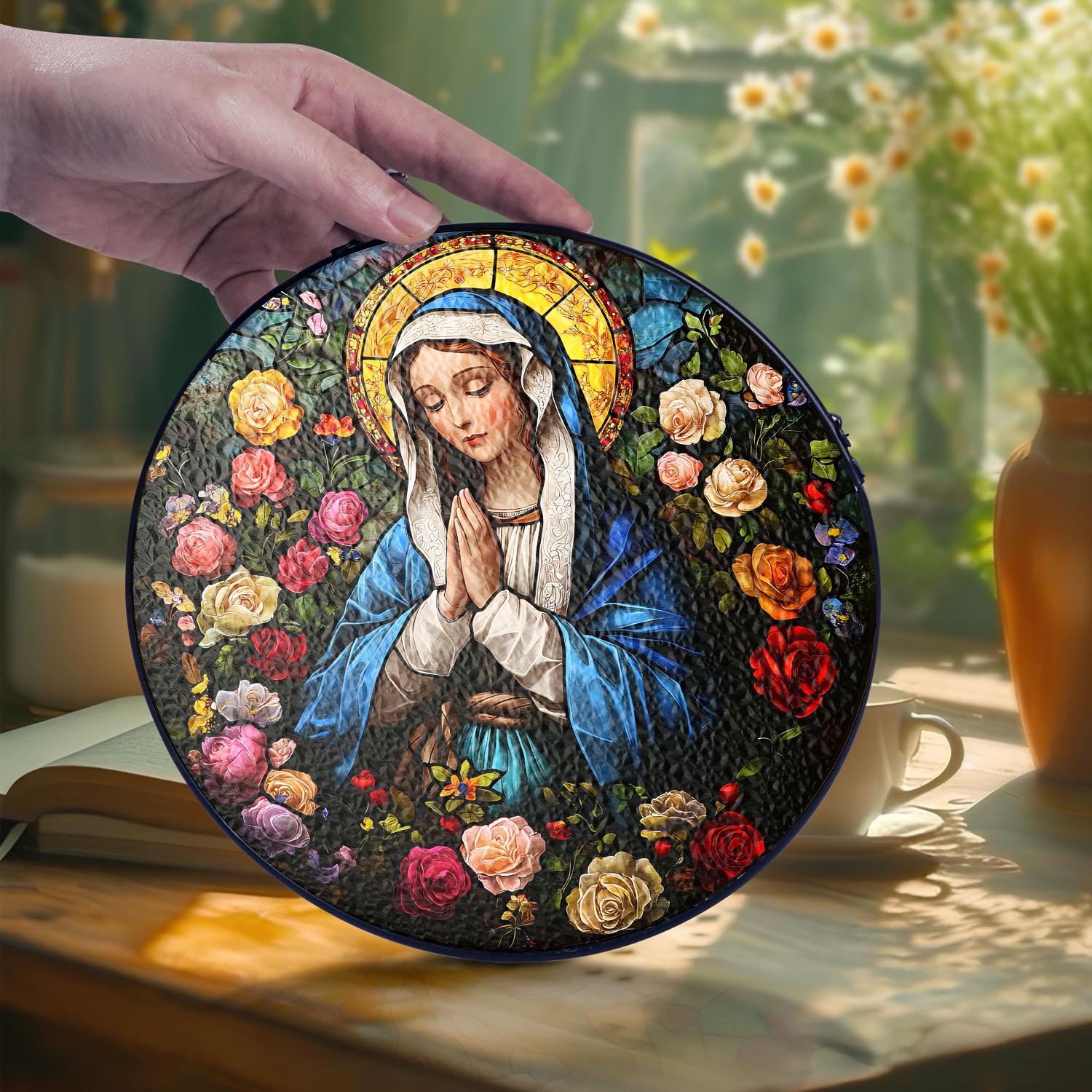 Suncatcher Vitral Nossa Senhora em Oração – Enfeite de Janela Redondo Católico com Rosas